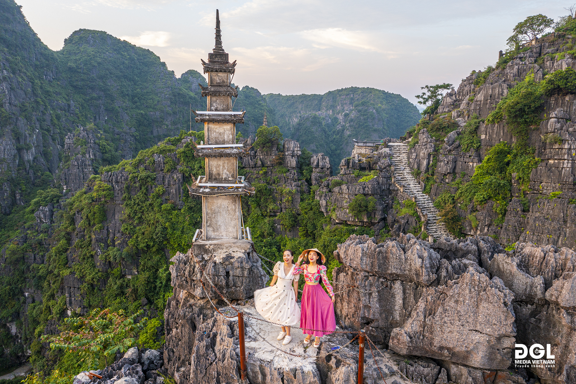 Trải nghiệm Hang Múa Ninh bình và Món cá kho quả Gáo