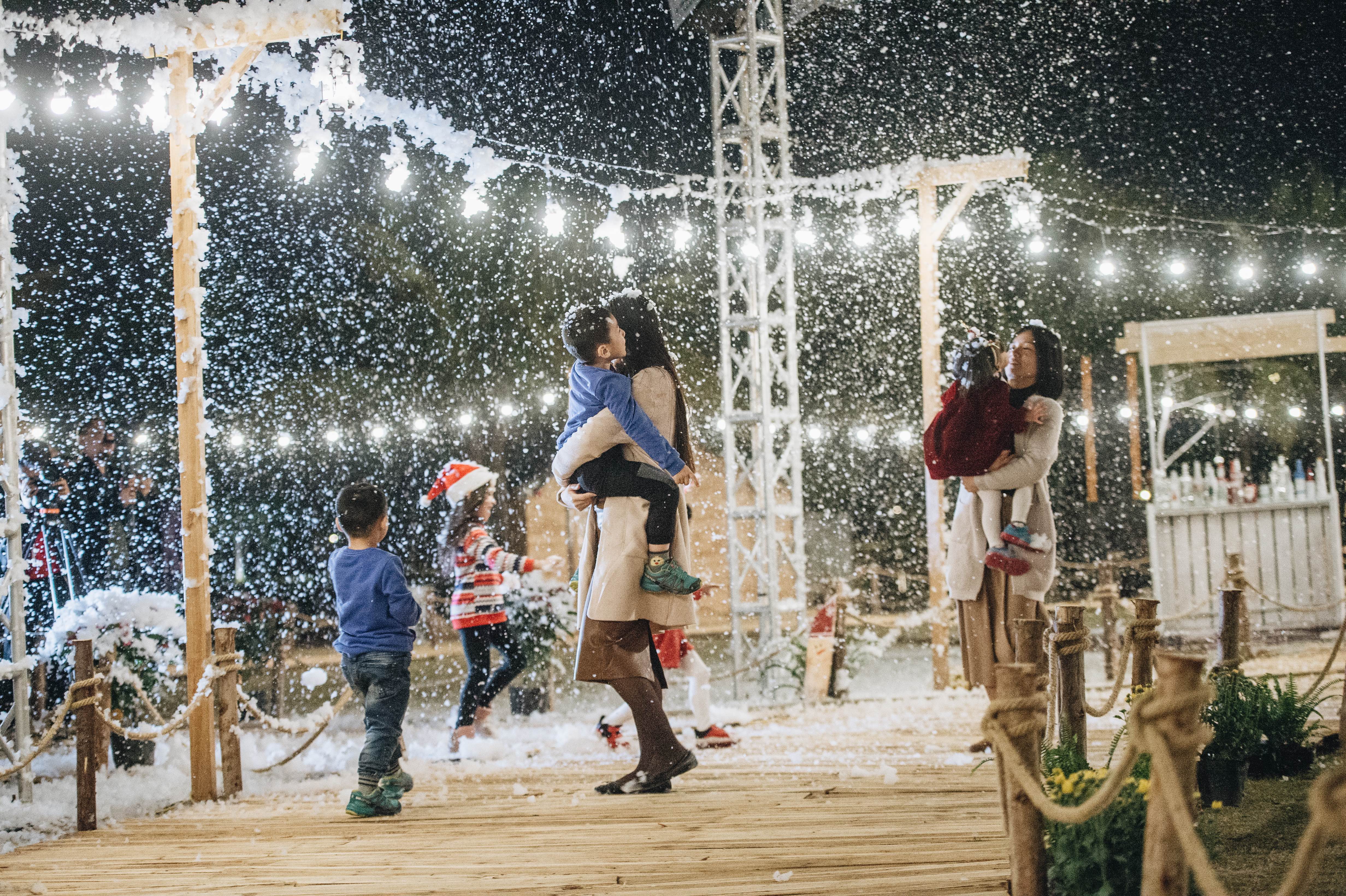 DU KHÁCH THÍCH THÚ CHƠI ĐÙA VỚI TUYẾT Ở NGÔI LÀNG BẮC ÂU NGAY GẦN HÀ NỘI