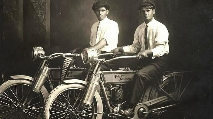 M&ocirc; t&ocirc; Harley-Davidson c&oacute; tiền th&acirc;n l&agrave; xe đạp điện 